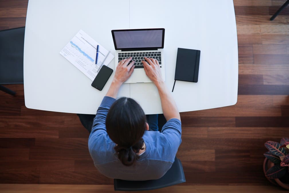 young-man-typing-on-laptop-aerial-view_t20_BlbENK